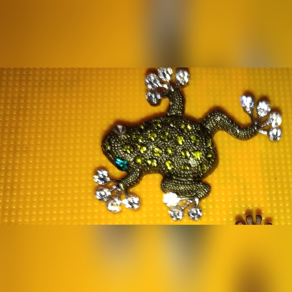 Green rhinestone from with crystal toes accents brooch - Picture 2 of 2